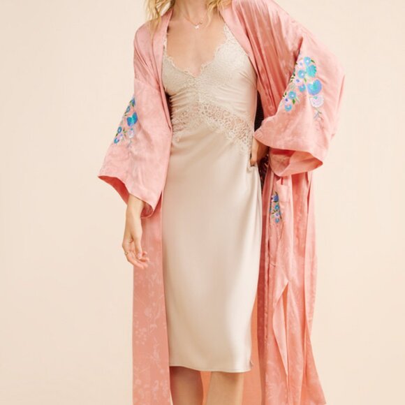 Women's Nuuly x SPELL Pink Embroidered Peacock Silky Robe Size S/M Small Medium - Picture 3 of 12